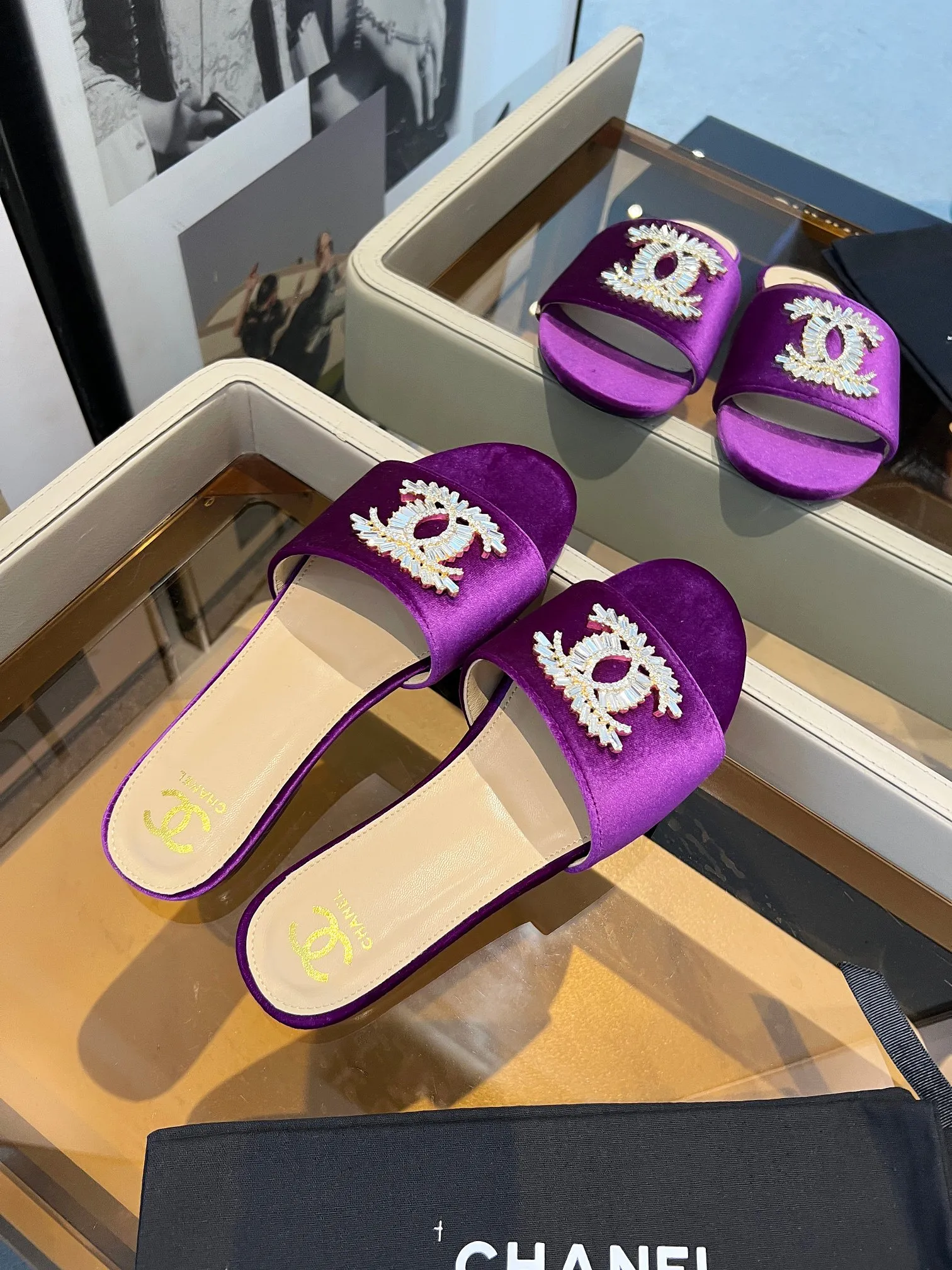 👟👟Ex-factory price 340👟👟 Genuine leather bottom +40 🎉🎉🎉Chanel Xiaoxiang C family sandals series official website synchronization, classic and elegant, casual wear 🌹🌹🌹🌹Original logo~Select imported cowhide and C family custom fabrics, multiple colors for the goddess to choose! ❤️❤️❤️❤️ Code number: 36~40 (customized 35 41 42 43 44 cannot be returned or exchanged)